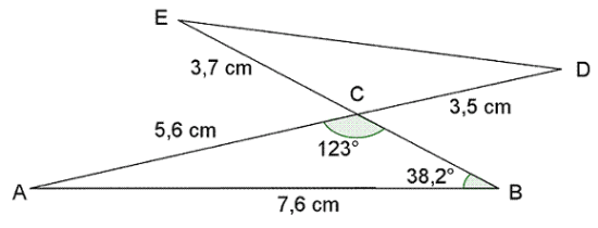 Figuren viser to trekanter, satt sammen gjennom et felles punkt C. I trekanten ABC er AB=7,6 cm, AC=5,6 cm, vinkel CBA=38,2 grader og vinkel ACB=123 grader. I trekant CDE er CD=3,5 cm og CE=3,7 cm. I tillegg er vinkel DCE og vinkel ACB toppvinkler.